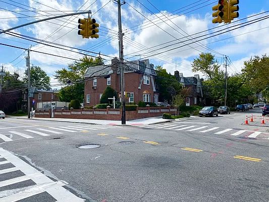 4th image of 8110 Penelope Ave