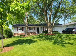 390 Arrowhead Trl, Carol Stream, IL 60188