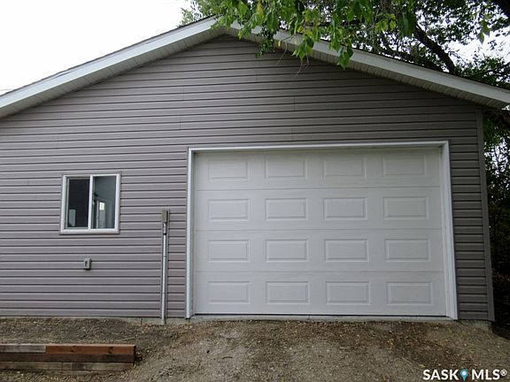 4th image of 110 7th Avenue W