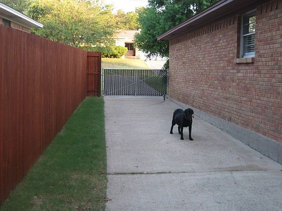 Long Driveway w/Plenty of Parking