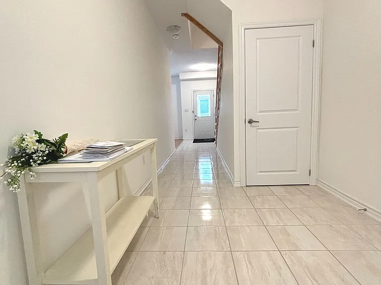 23 Imperial College Ln — Photo 2
