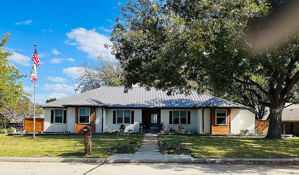 1st image of 402 Point Royal Dr