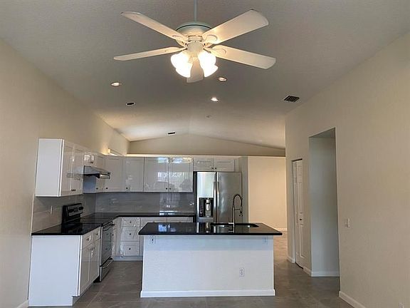 3rd image of 7042 Chesapeake Cir