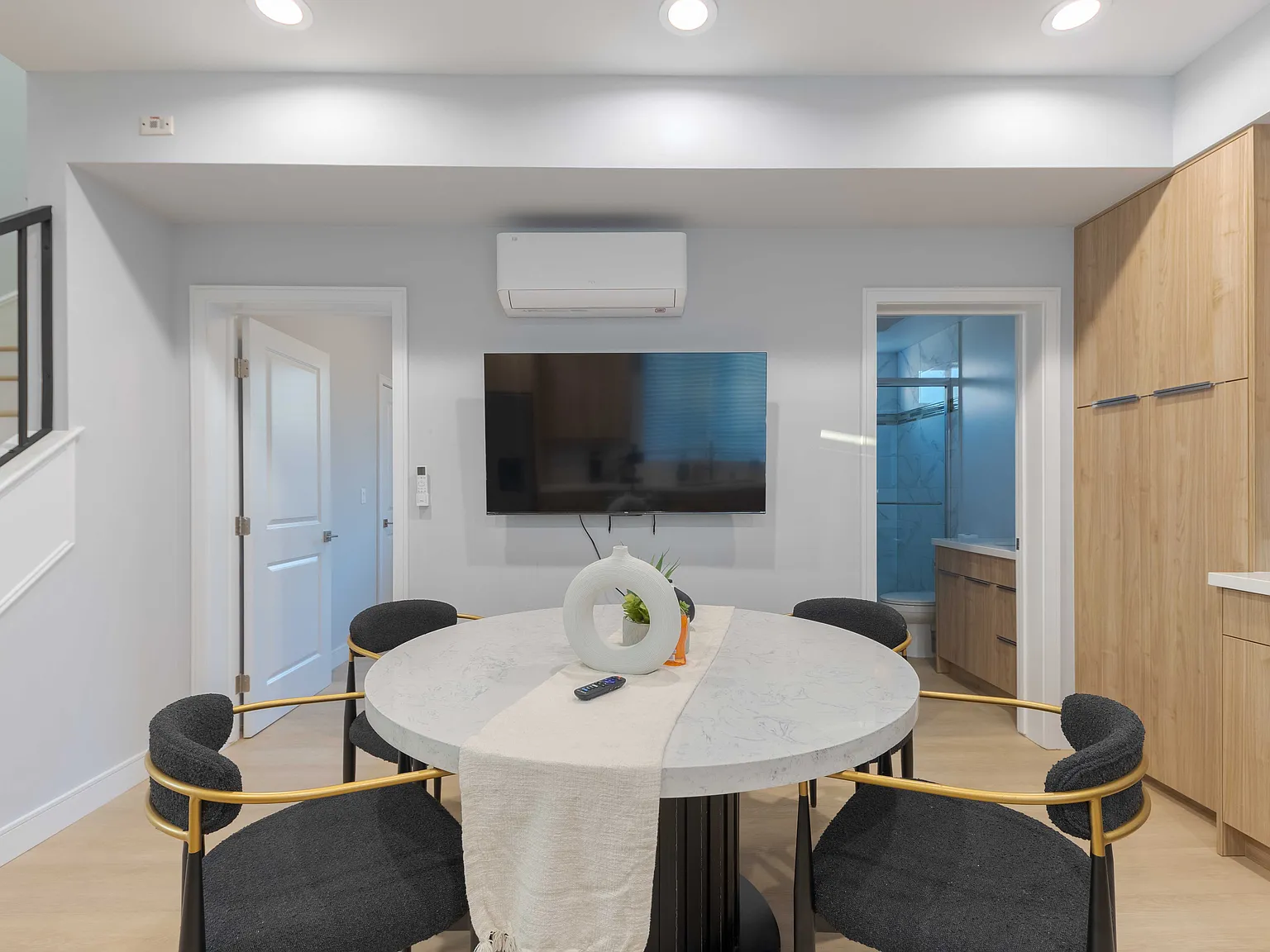2 bed, 1100 sqft, $6,500 — Photo 2