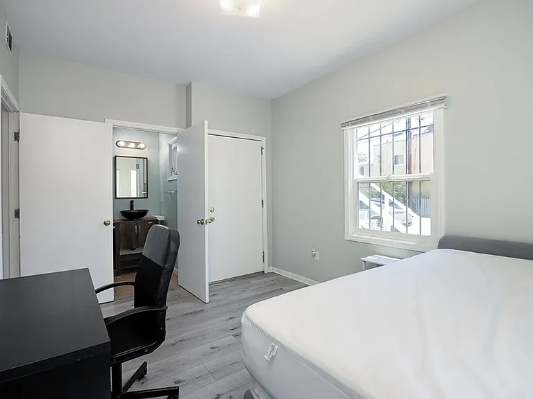 1220 W 27th St — Photo 7