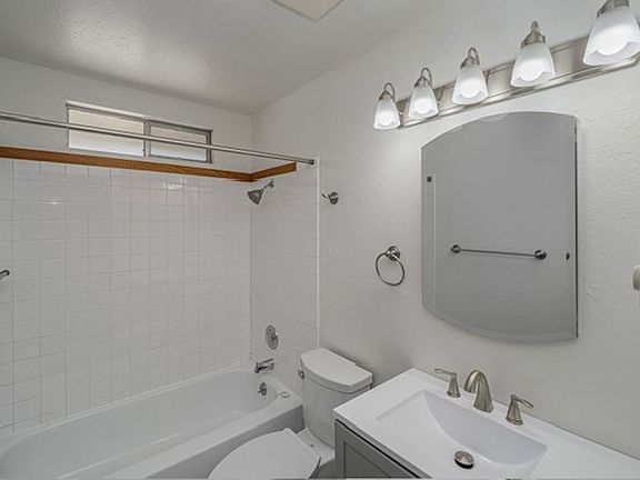4th image of 1037-1039 N Eastmont Ave #1037