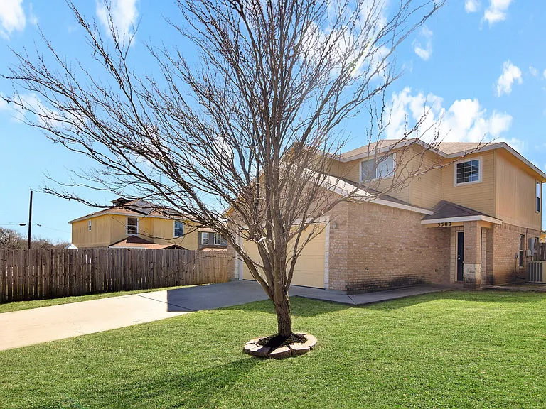 3302 Regency Ct — Photo 2