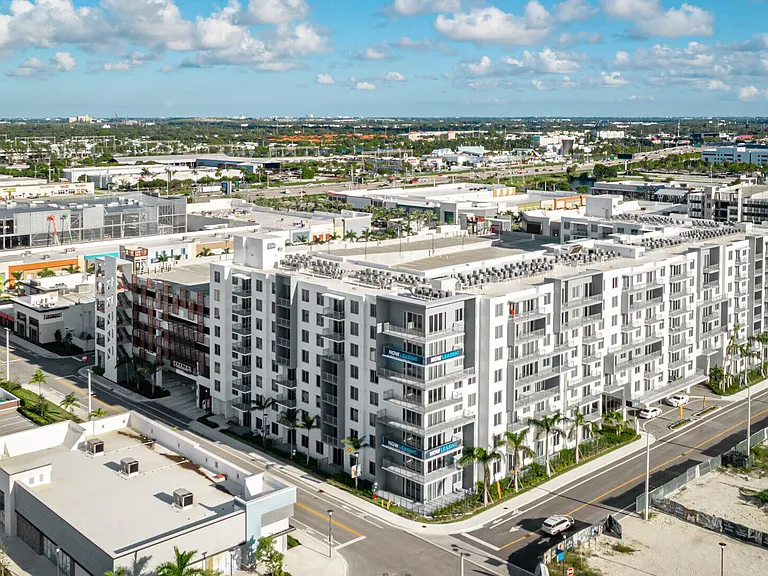 Avery Dania Pointe Apartments — Photo 7