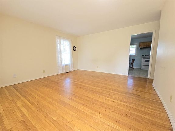 3rd image of 2511 Lewis Ln
