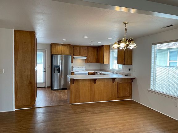 4th image of 405 Saint Clair Way