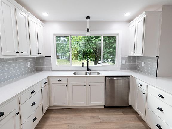 2nd image of 5132 Creekview Dr SE