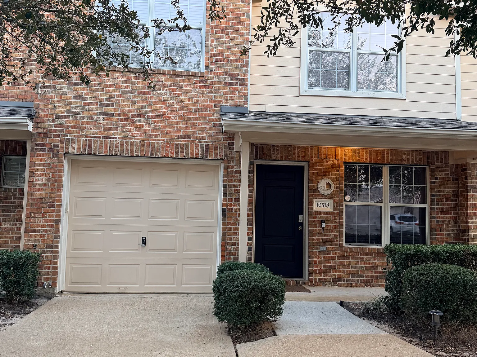2 bed, 2.5 bath, 1593 sqft, $2,200 — Photo 2
