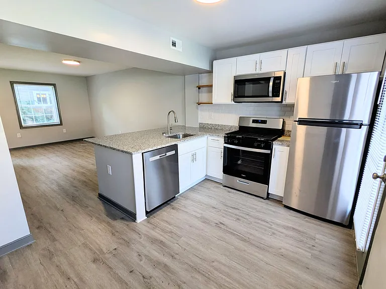 LIV Lakeview — Photo 12