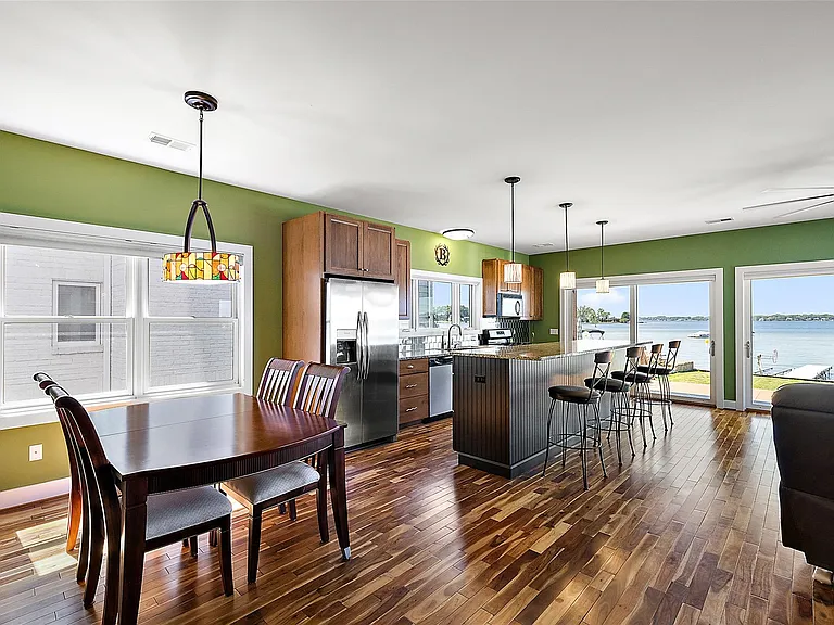 2022 Willow Beach St — Photo 3