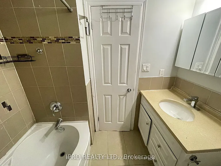 498 Daralea Hts #UPPER — Photo 16