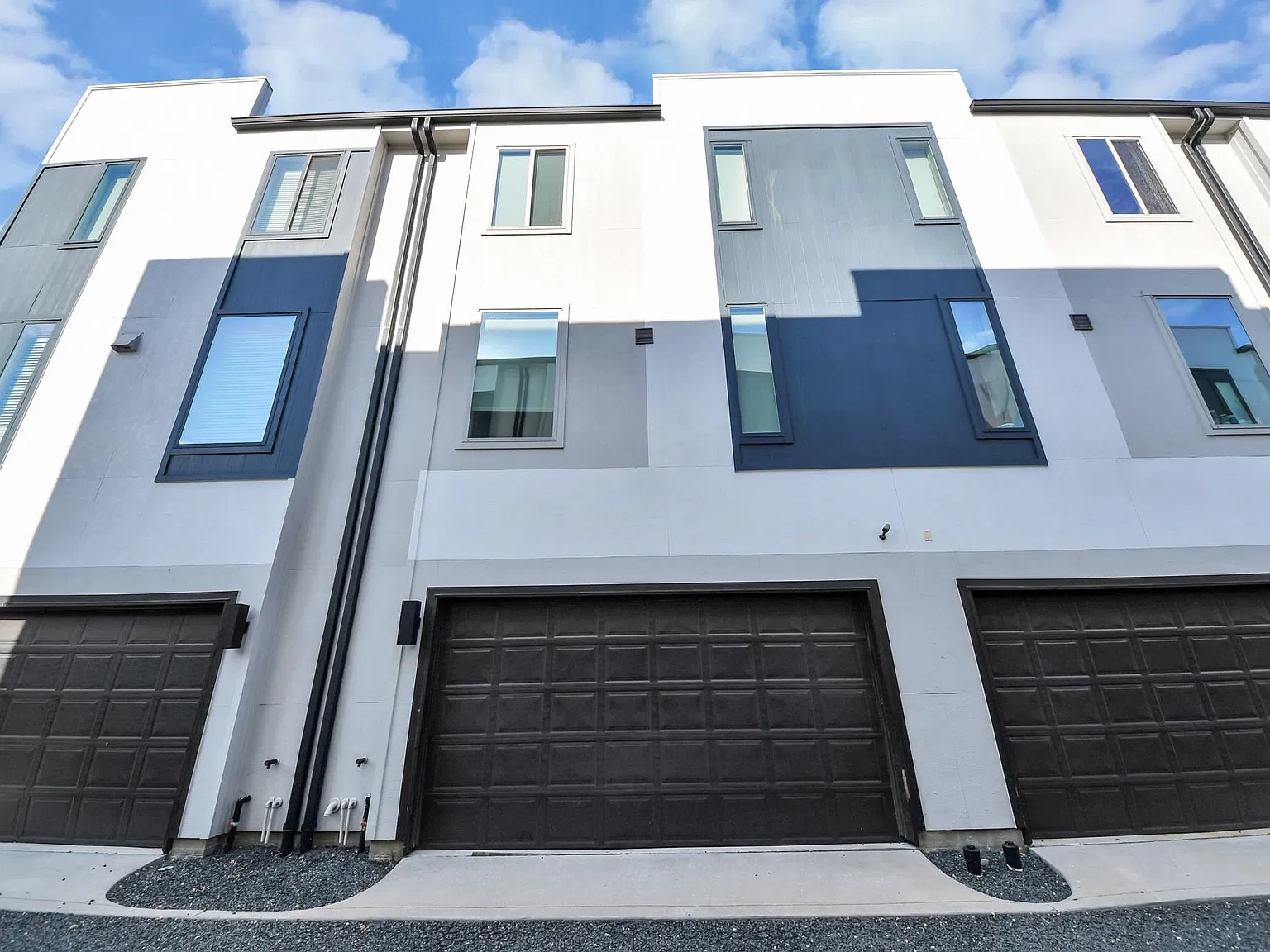 3 bed, 3.5 bath, 2032 sqft, $3,100 — Photo 3