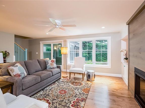 4th image of 9 Lexington Drive #1