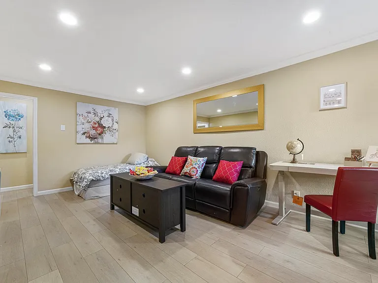 888 Golden Saratoga-Cupertino Apartment Homes — Photo 19