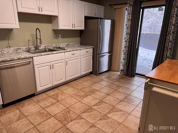 4th image of 276 Westgate Dr
