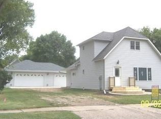 922 N 6th St, Estherville, IA 51334