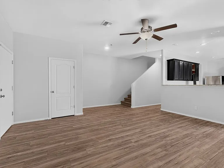 1504 Gulfstream Dr SE — Photo 5