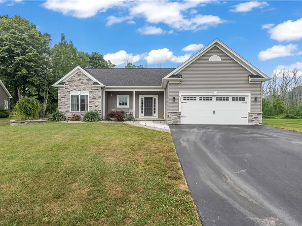 581 Whistlers Cove Ln, Rochester, NY 14612