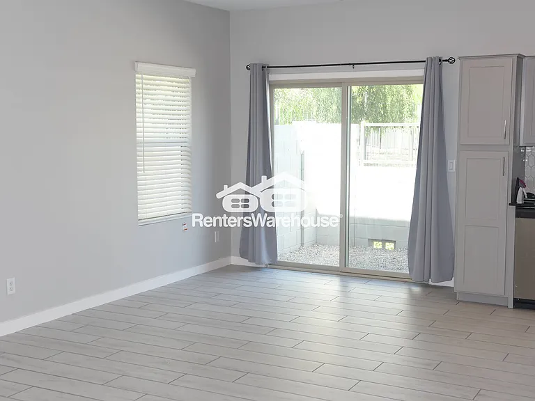 2264 W Harmont Dr — Photo 5