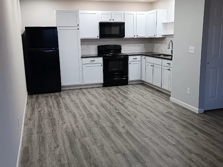 305 Grant Ct — Photo 2