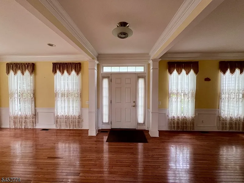 5 bed, 4.5 bath, 4000 sqft, $6,500 — Photo 2