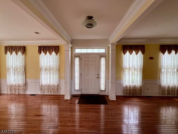 3rd image of 9 Queenberry Way