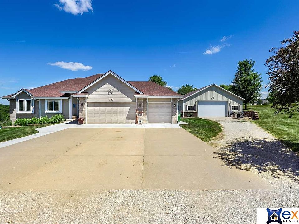 1st image of 720 Lakeview Dr