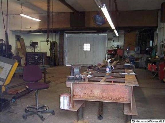 4th image of 733 W Bay Ave