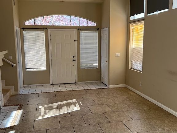 Entrance: Modern Flooring with a Timeless Look