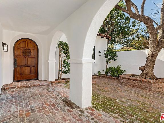 4th image of 301 S Camden Dr