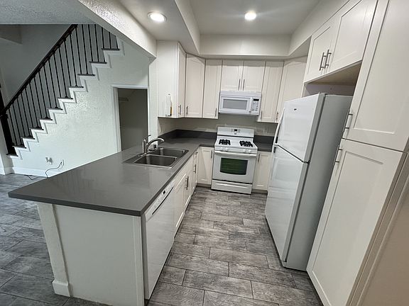 Kitchen - Stove, oven, microwave, dishwasher and refrigerator included