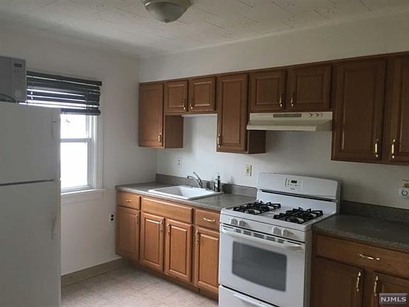 5th image of 104 Midland Ave APT 2