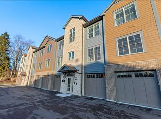319 S Glendale Ave #303, Barrington, IL 60010