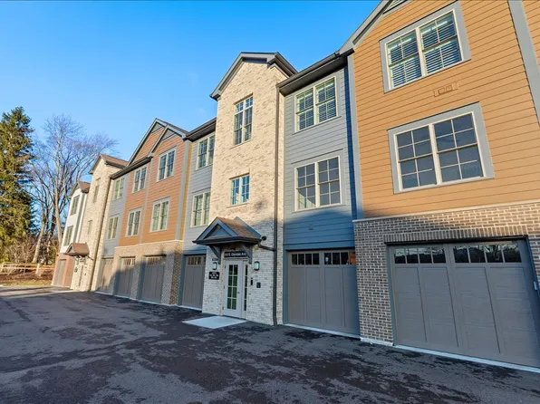 319 S Glendale Ave #303, Barrington, IL 60010