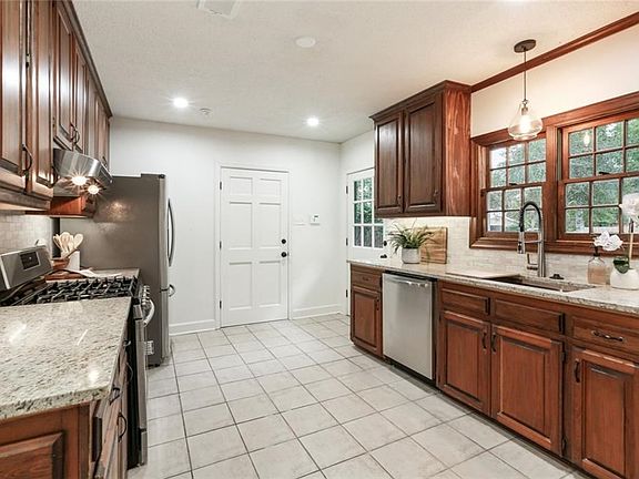 2nd image of 525 E Riveroaks Dr