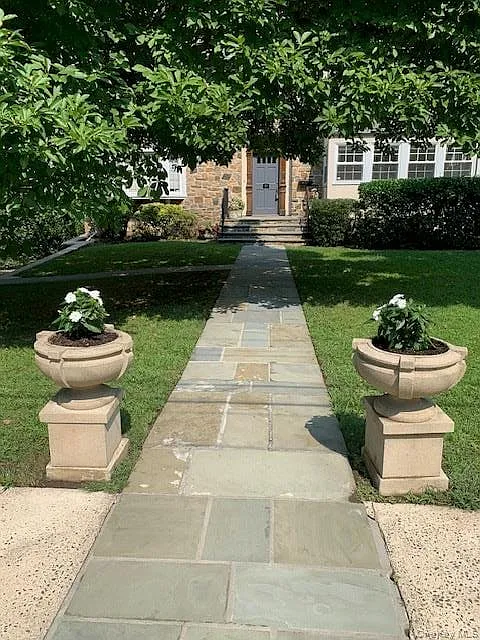 4 bed, 2.5 bath, 2960 sqft, $8,000 — Photo 2