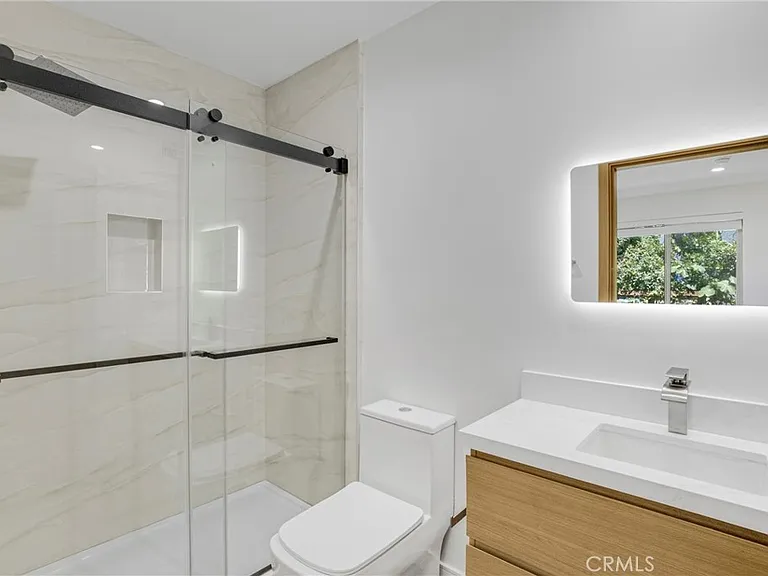 4851 Woodman Ave — Photo 9
