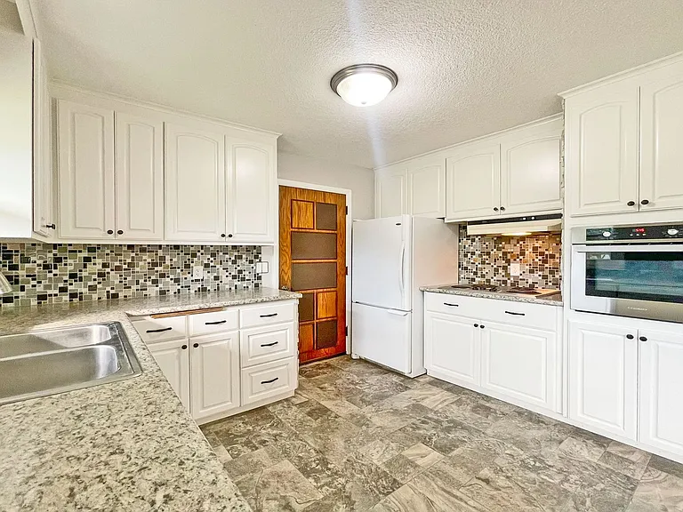 1064 Hackmann Cir NE — Photo 3