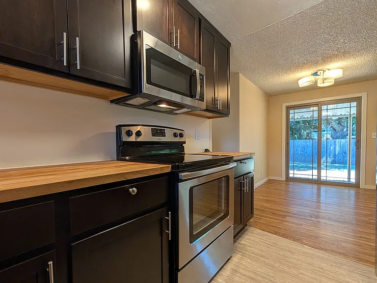 2145 Laurelhurst Dr — Photo 6