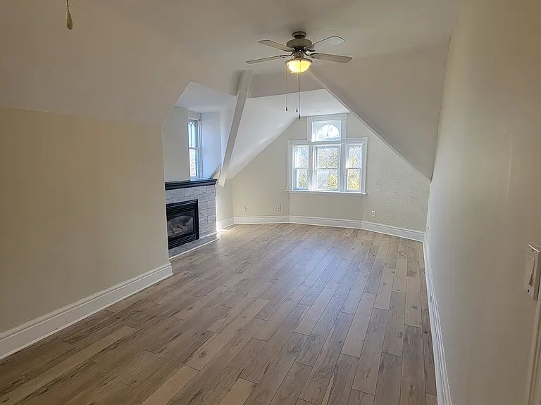 300 Princess Ave — Photo 21