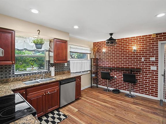 2nd image of 1564 Santa Monica Dr