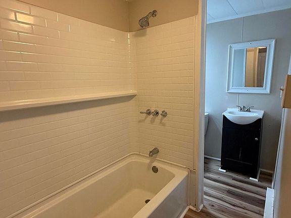 5th image of 232 Damon St
