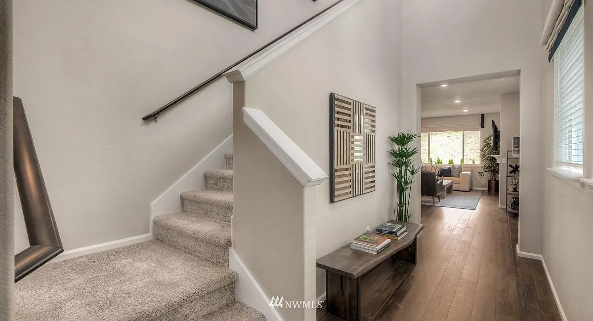 4 bed, 2.5 bath, 2501 sqft, $3,195 — Photo 2