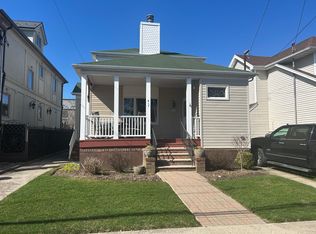 417 Beach 145th St, Rockaway Park, NY 11694