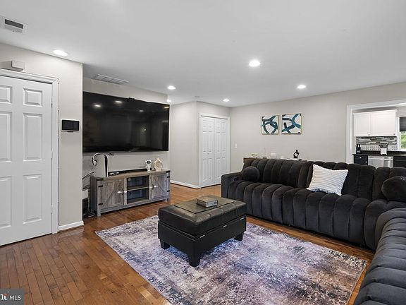 3rd image of 14905 White Hall Ave