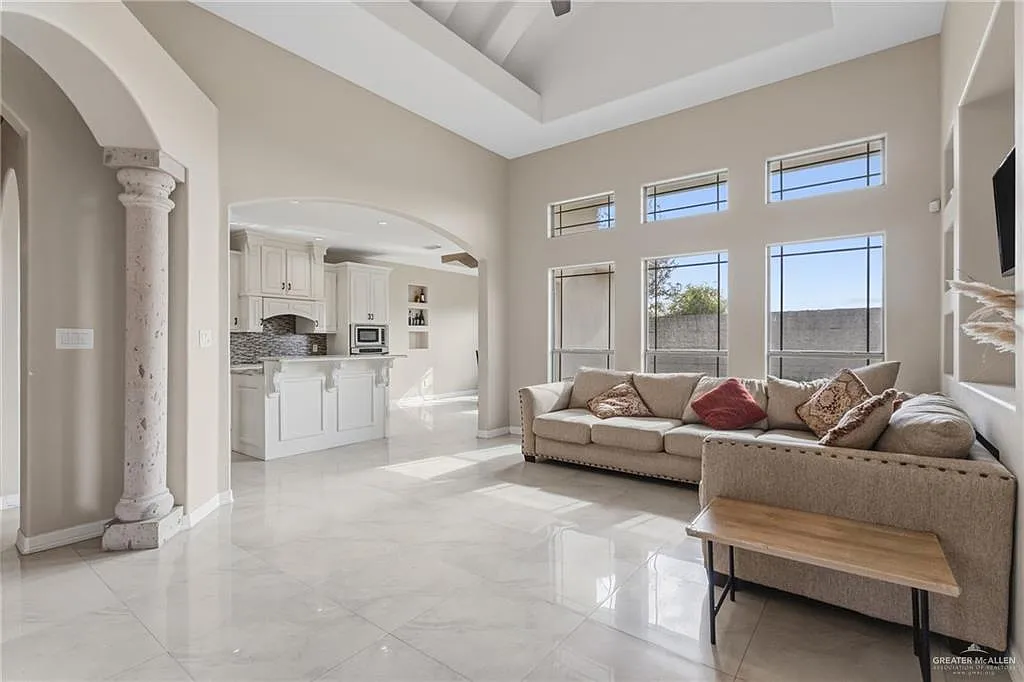 3 bed, 2.0 bath, 1916 sqft, $2,000 — Photo 3